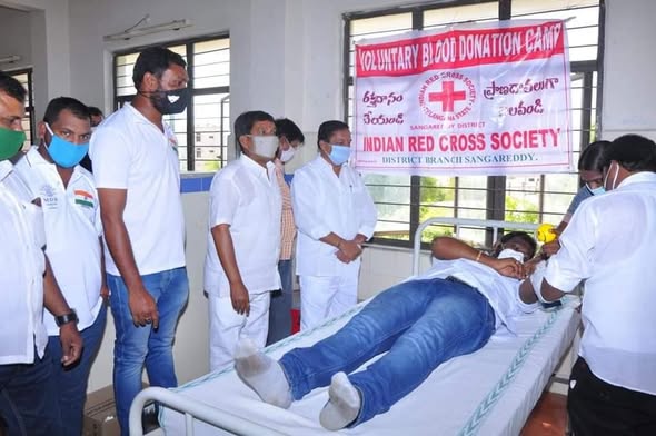 Maadri PrithviRaj Donating Blood
