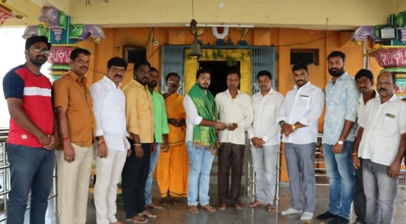Maadri PrithviRaj handing over donation to Kodakanchi temple committee for Brahmotsavam at Patancheru