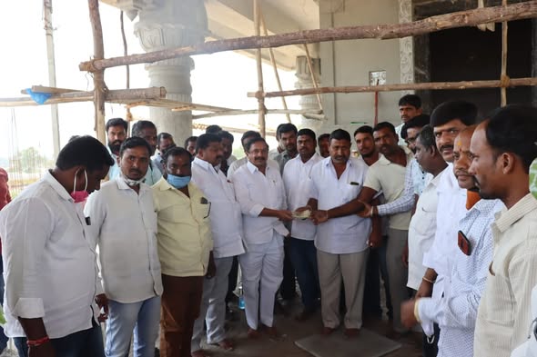 Maadri PrithviRaj handing over donation to temple committee for construction at Patancheru