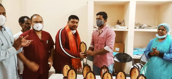 Maadri PrithviRaj presents doctors with the award.