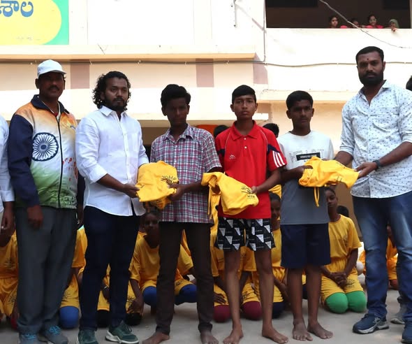 Maadri PrithviRaj Distributing Sports T-Shirts to students