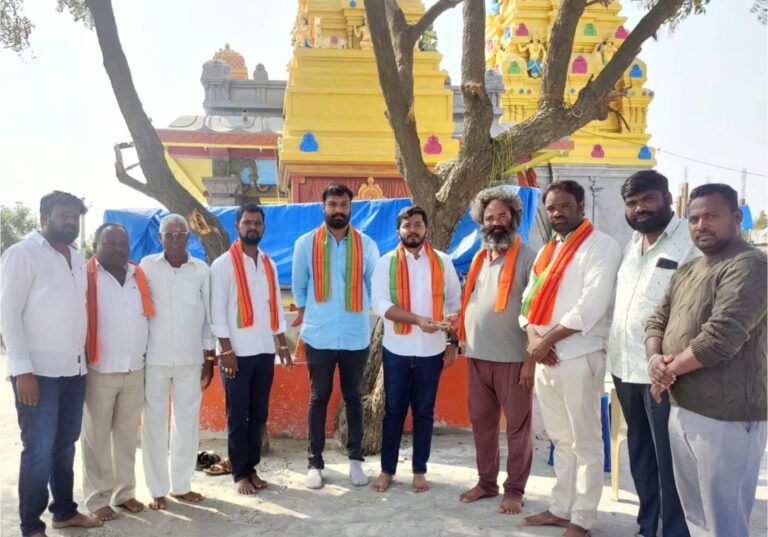 Maadri PrithviRaj handing over donation cheque for Seetharamula temple construction in Ameenpur at Patancheru