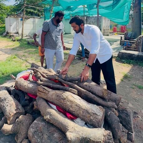 Maadri PrithviRaj doing the Funeral for an orphan body under MDR Foundation