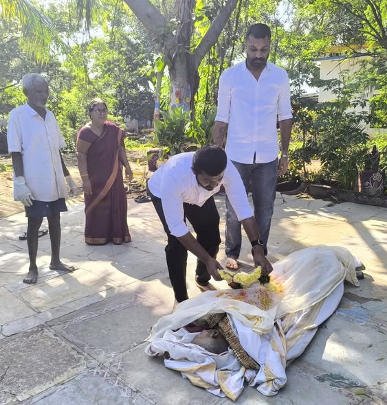 Maadri PrithviRaj doing the Funeral for an orphan body under MDR Foundation