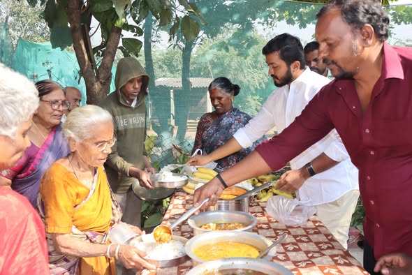 Maadri PrithviRaj Serving Food in Old Age Home