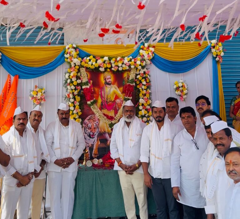 Maddri Prithviraj paying tribute to Chhatrapati Shivaji Maharaj at Gautam Nagar in Patancheru